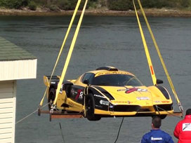 2,3 milyon dolarlık Ferrari suya uçtu