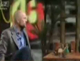 Canlı yayında şapkasını yedi