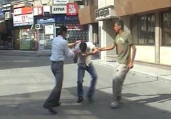 Kızlara laf atan gence dayak