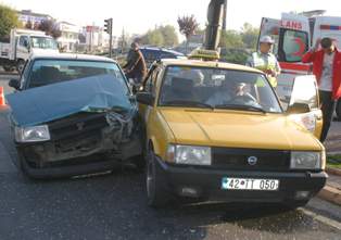 Konya'da iki otomobil çarpıştı: 3 yaralı