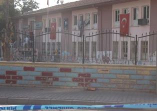 Okul duvarında şüpheli çanta