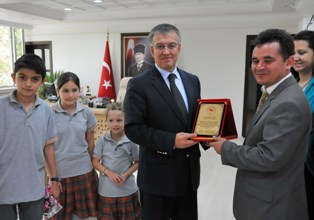 Başkan Oğul'a okula destek plaketi