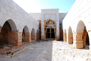 Kızılören Hanı eski günlerine kavuşuyor