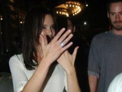 Hande yüzüğünü gösterdi: Nişanlandım