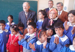 Emekli maaşıyla ayakkabı dağıttı