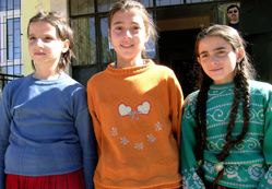Kız çocuklarının okul sevinci