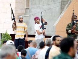 Her muhalifin elinde kalaşnikof var