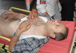 Eşini kurtarmak için bıçaklandı