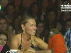 Hülya Avşar'a maymun saldırdı