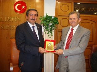 Ziraat Fakültesi'nden Çöklü'ye plaket
