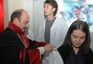 122 öğrenci beyaz önlük giydi