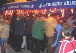 Cami doldu taştı