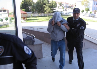 Sigara çalan 3 kişiden biri yakalandı