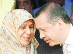 Başbakan Erdoğan annesini uğurladı