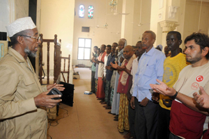 Anne Erdoğan için Somali'de namaz