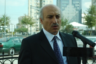 Prof. Yüksek, seçim bürosu açtı