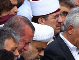 Erdoğan annesinin 40'ına katıldı