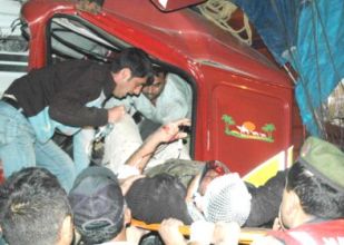 Kamyon, park halindeki kamyona çarptı