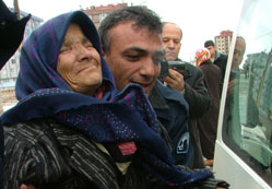 Eşinin ölümüne dayanamadı