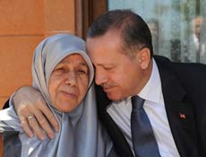 Tenzile Ana'ya manevi evlatlarından mevlit