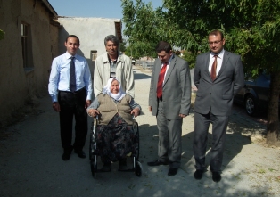 Engellilere tekerlekli sandalye yardımı