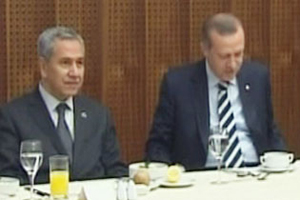 Başbakan'a küflü ekmek ikram edilmiş