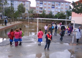 Okulun bahçesi göl gibi