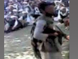 Herkesin önünde infaz ettiler (video)