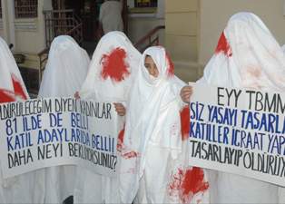 Kadına şiddete "kanlı kefenli eylem"