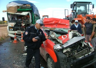 Kamyonet TIR'ın altına girdi!
