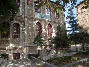 Akşehir'deki okulda göçük tehlikesi