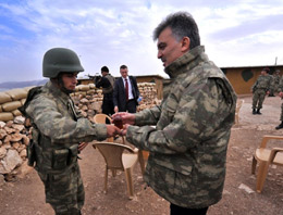 Abdullah Gül'ü kamuflaj da koruyamadı