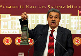 Kamer Genç yeni bir şovla Meclis'te