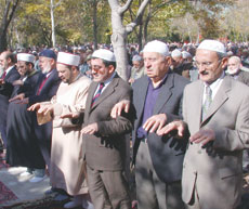 Rahmet için Allah'a el açıyoruz