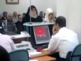 Vatandaş sırada memur okeyde!