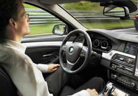 Kendi kendine giden otomobil geliyor