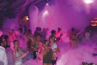 Şehitlere rağmen eğlenceye devam..