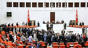 Her parti bir akademisyen önerecek