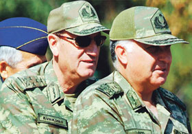 Komutanlar Ankara'ya dönmüyor