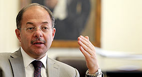 Akdağ, ambulans uçakla Van'a gitti