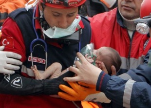 Azra bebeğin annesi de enkazdan sağ çıkartıldı