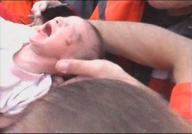 Azra'yı enkazda kuş yavrusu gibi besledi