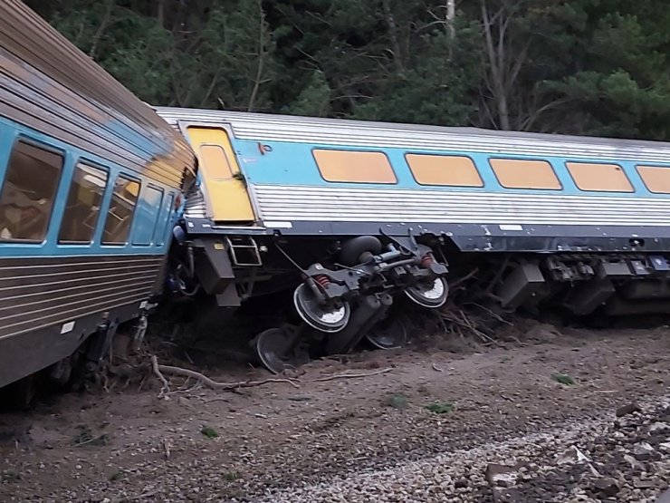 Avustralya’da tren raydan çıktı: 2 ölü