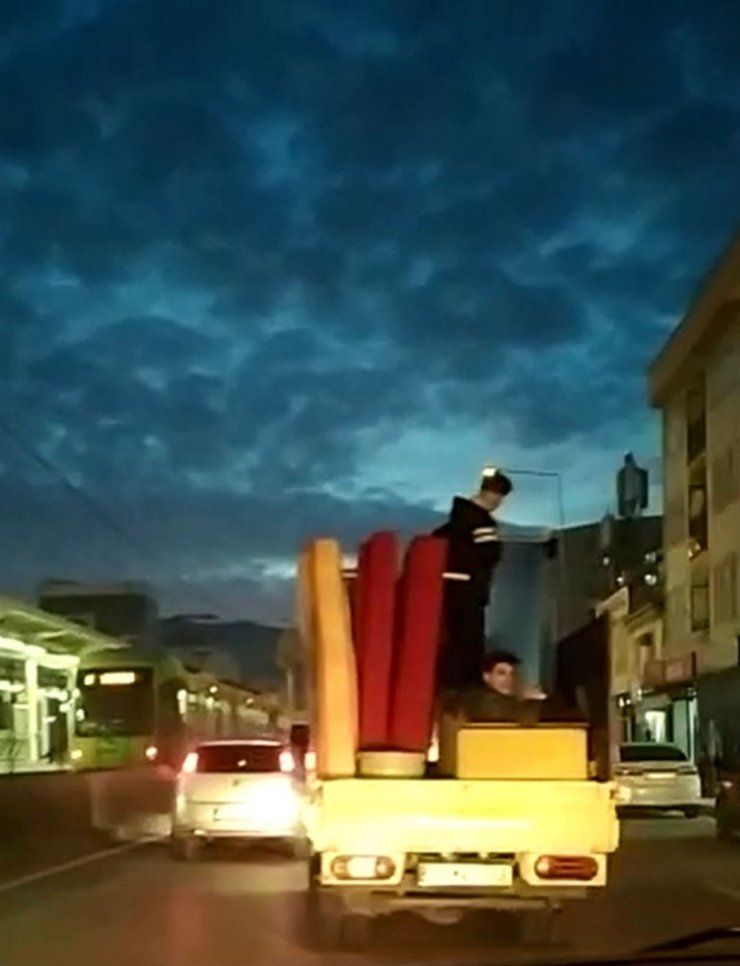 Bursa’da trafikteki tehlikeli yolculuk vatandaşları korkuttu
