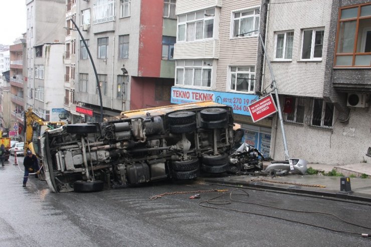 Gaziosmanpaşa’da devrilen İBB’nin asfalt kamyonu kaldırıldı