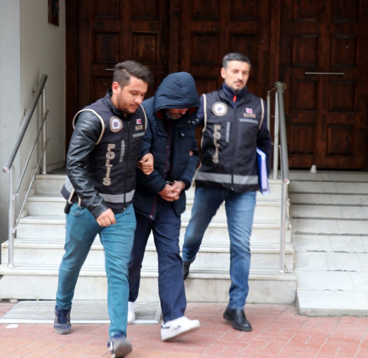 GÜNCELLEME - İzmir'de koro çalışanlarının maaşlarını hesabına geçirdiği iddia edilen mutemet gözaltına alındı