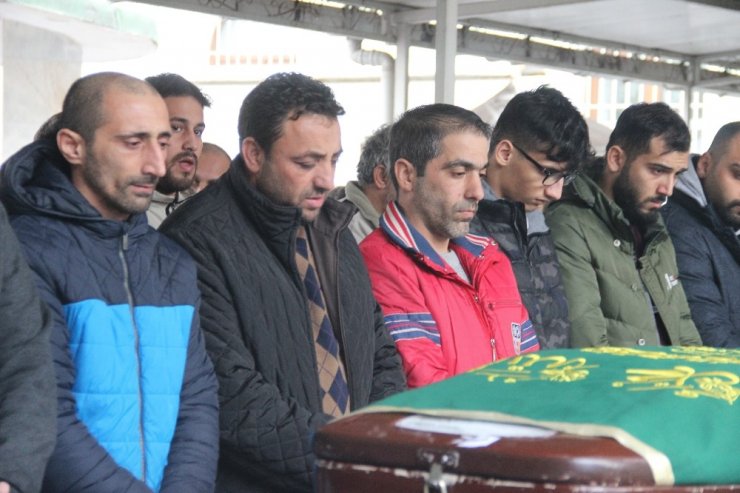 İzmir’de öldürülen genç gözyaşlarıyla defnedildi