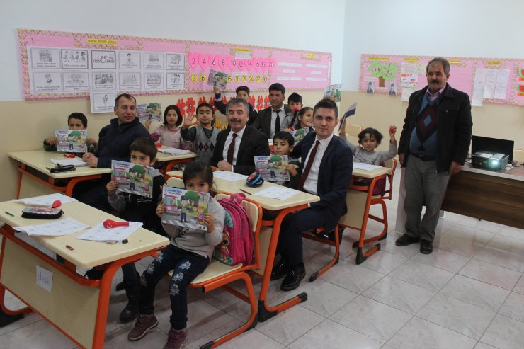 Kaymakam Çakır öğrencilere Jandarma Çocuk Dergisi dağıttı