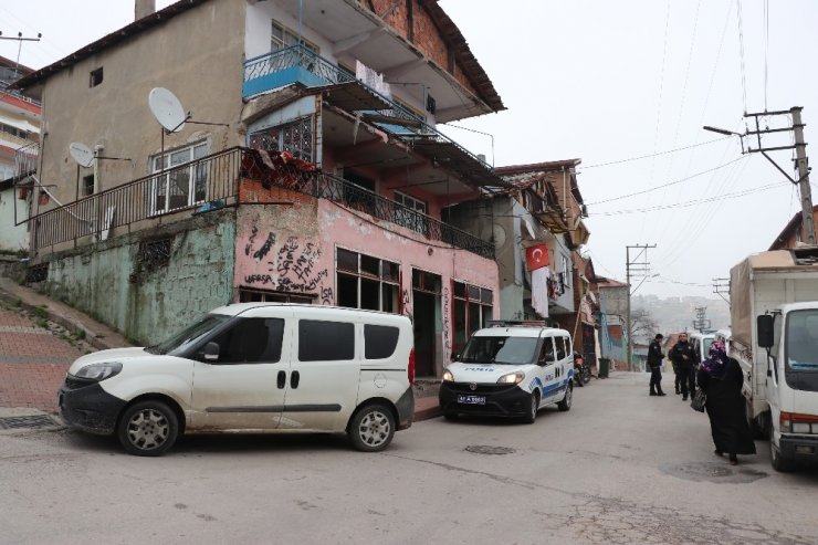İzmit’te boş binada bulunan tüfekler polisi alarma geçirdi