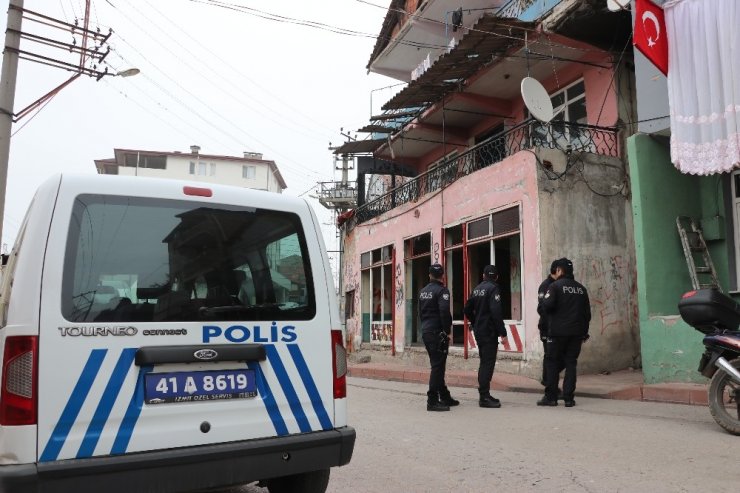 İzmit’te boş binada bulunan tüfekler polisi alarma geçirdi